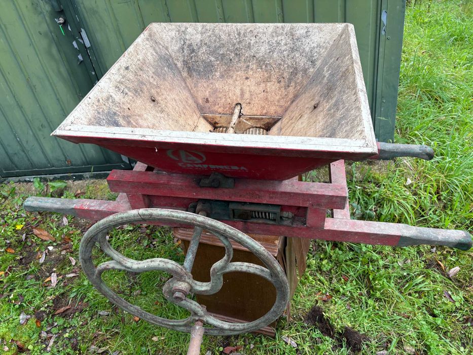 Esmagador de uvas manual, a funcionar