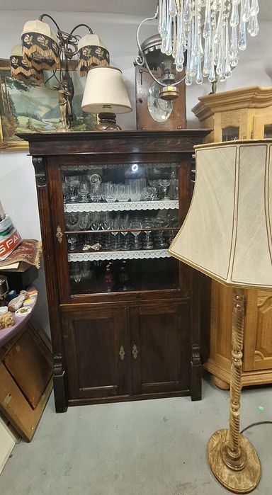 Stary,  drewniany  kredens w stylu biedermeier