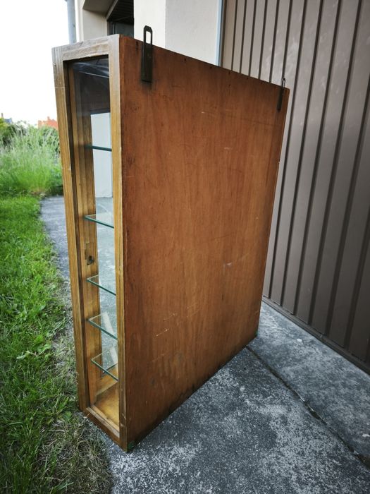 Drewniana gablota wisząca, szklane półki , lustro