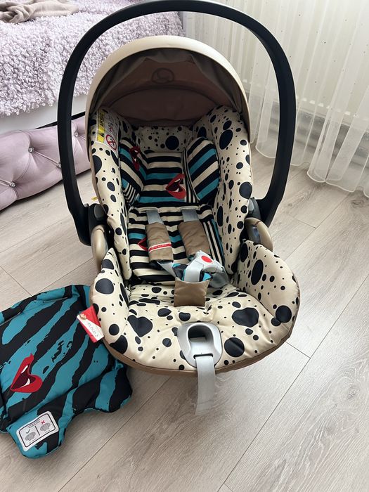 Автокрісло Cybex Cloud T i-Size, by Karolina Kurkova One Love