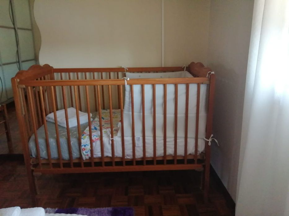 Cama de bebê em madeira com colchão incluído