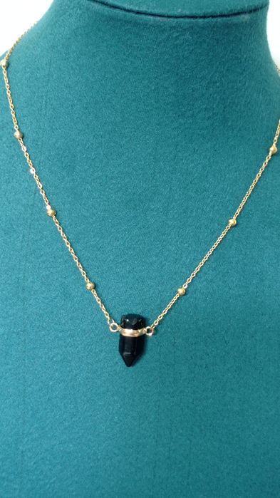 Krótki naszyjnik z czarnym kamieniem w okuciu