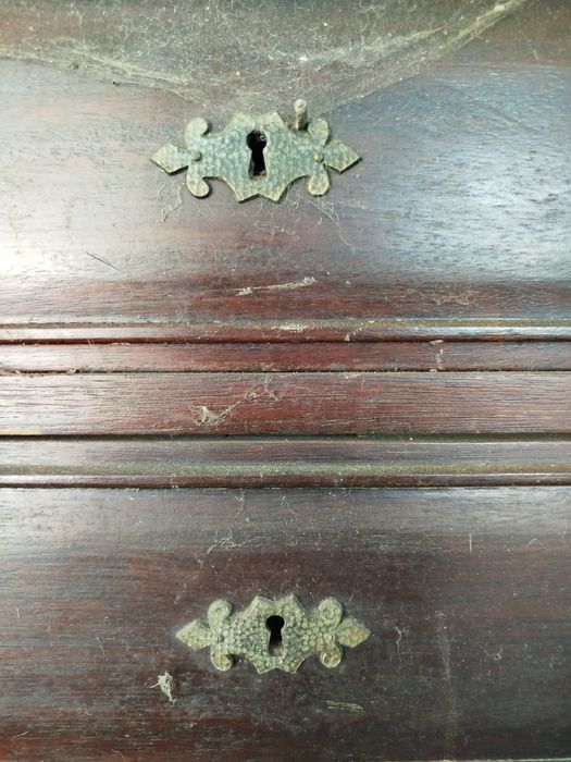 Cómoda antiga em madeira