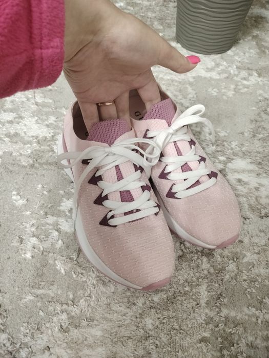 Продам кросівки guess
