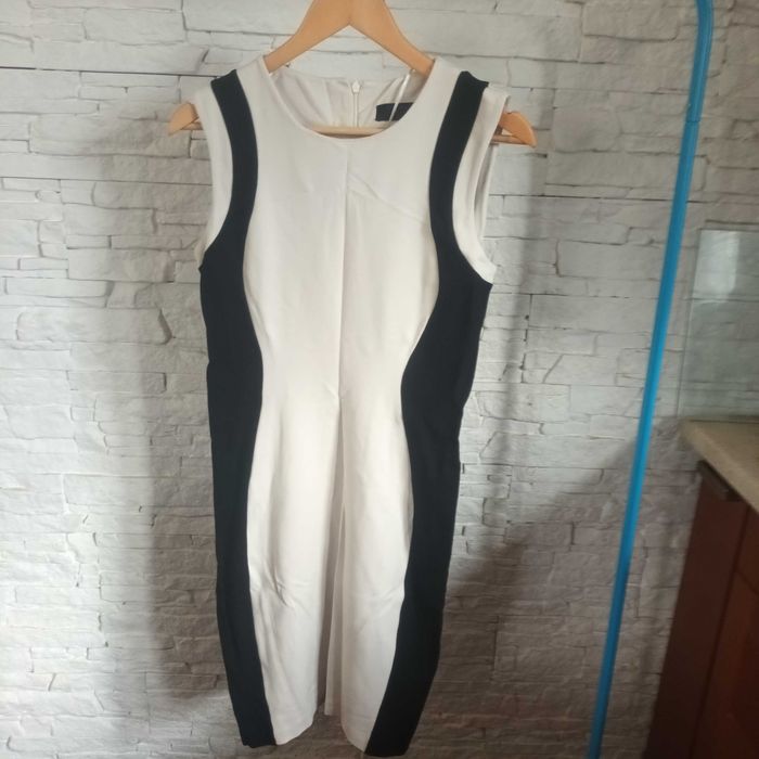 Sukienka princeska klasyczna biznesowa modelująca SAVIDA r. 40/L