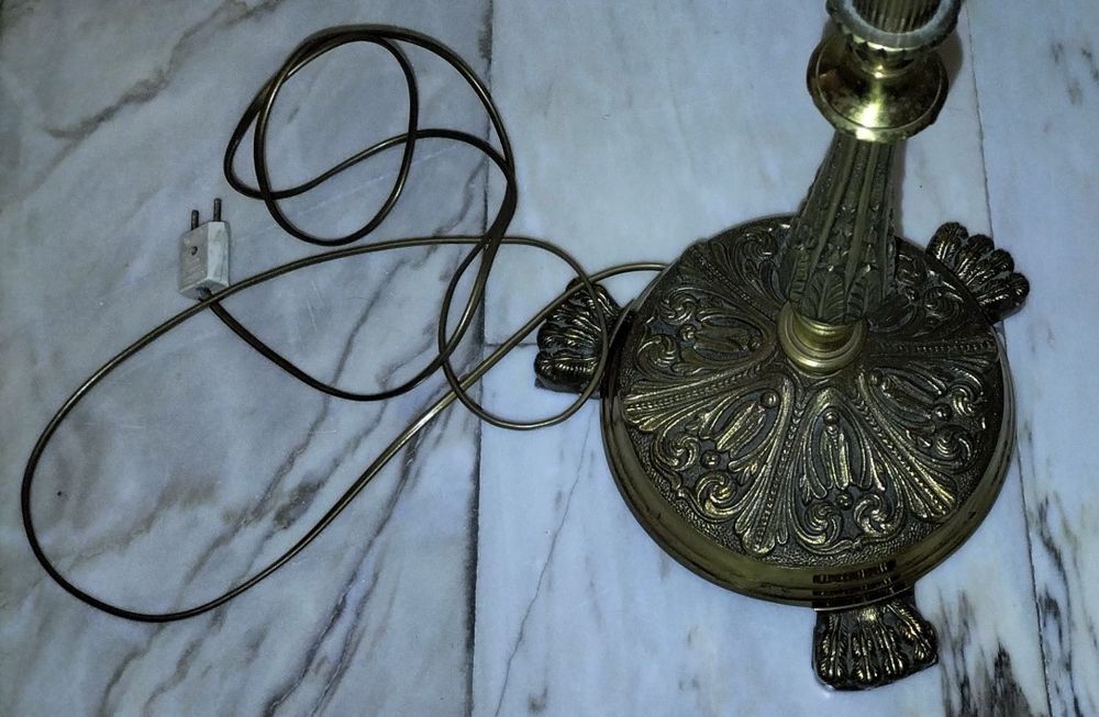 Candeeiro Antigo de Pé Alto em Bronze