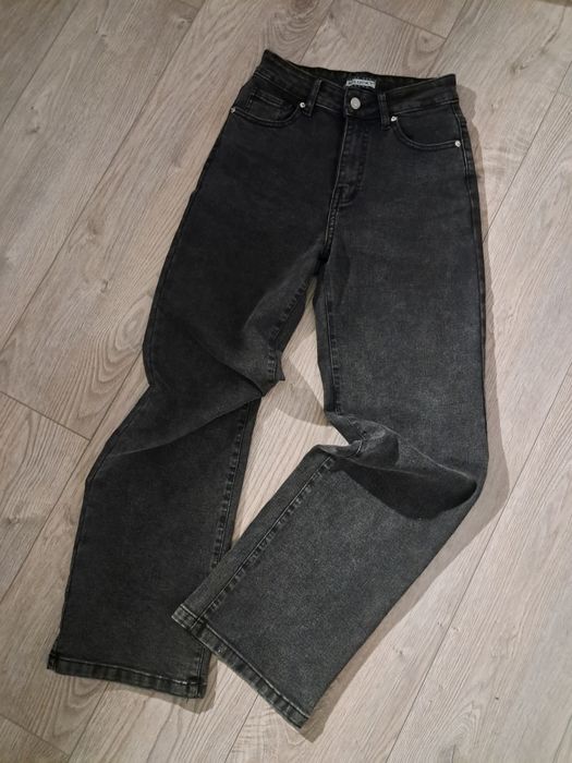 чорні джинсові штани труби