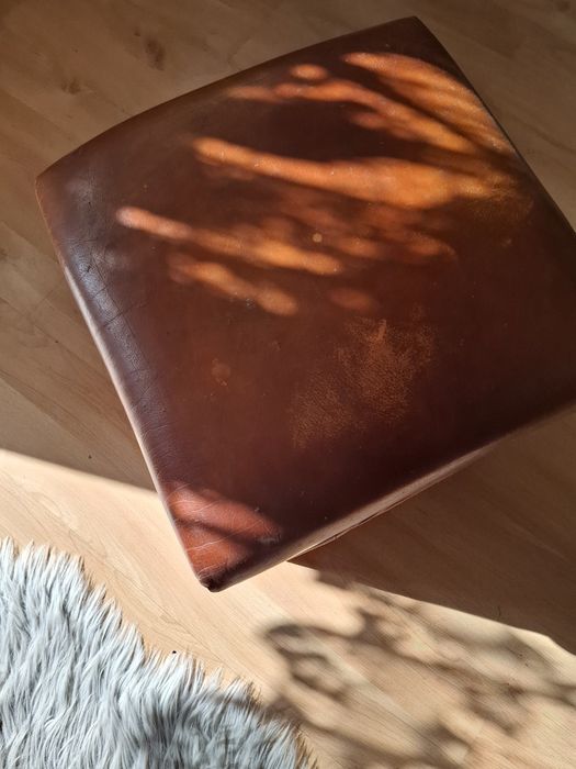 Pufa skórzana z siedziskiem i pojemnikiem