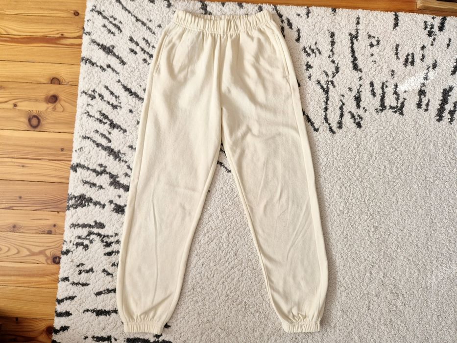 Kremowe spodnie Sinsay XS 34 spodenki dresy