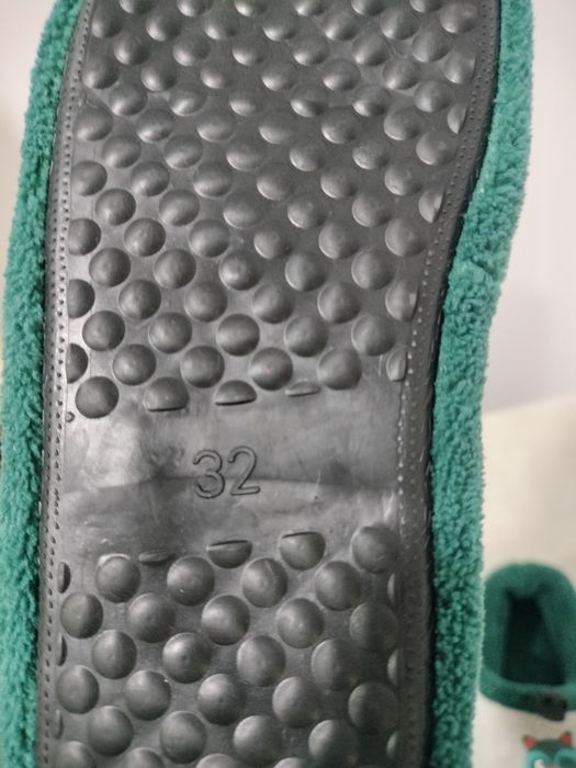 Vende se pantufas novas para menino