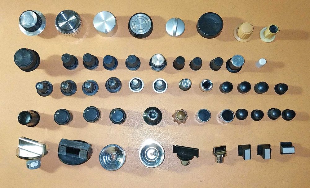 Ручки регулировки и переключатели, разные.