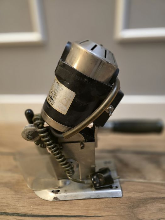 Nóż krawiecki pionowy z ostrzałką Rak-80 sprawny