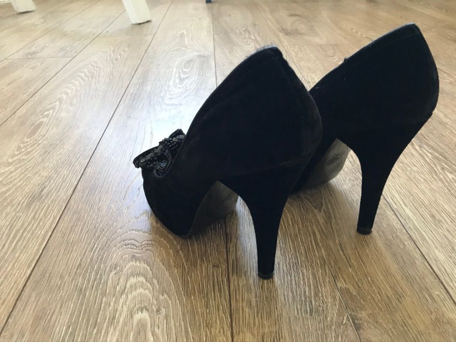 Czarne szpilki z kokardą Stradivarius