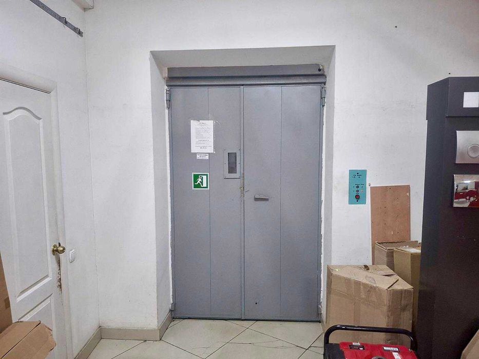 Оренда торгово-офісних приміщень площею 1400 м2 в р-ні вул. Ріпкінська