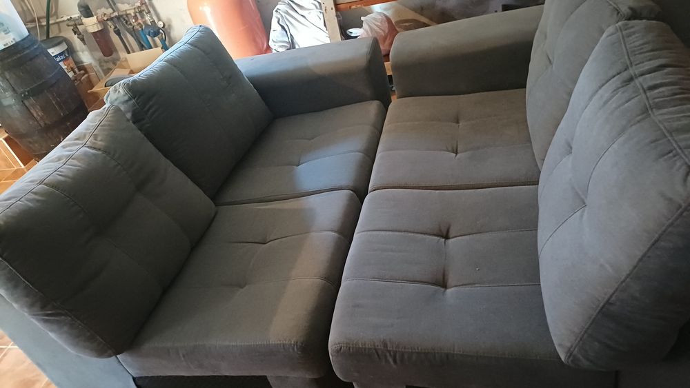 Sofa de sala de cor cinzento escuro.