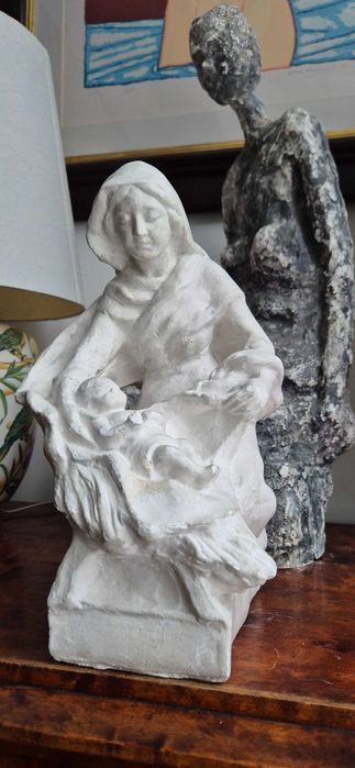 rzeźba "Madonna z Dzieciątkiem" sztuka sakralna Matka Boża z Jezuskiem