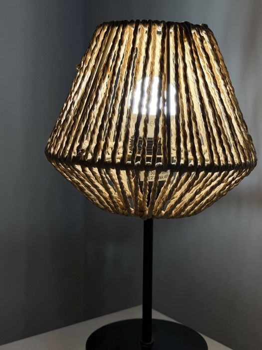 Candeeiro de Mesa Estilo Boho em Fibra Natural – Como Novo