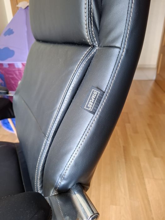 Cadeira de Escritório Executiva Staples – Usada (em ótimo estado)