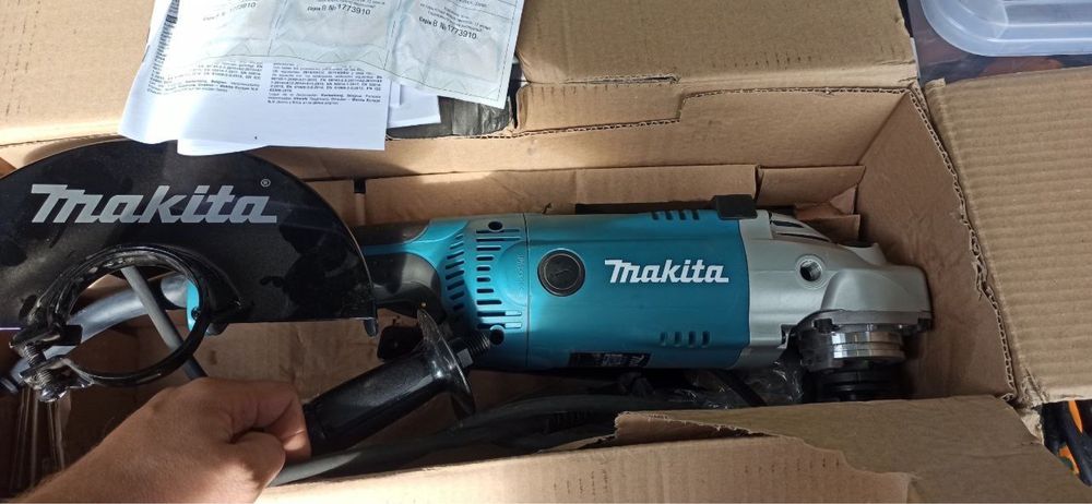 Угловая шлифмашина Makita GA9020