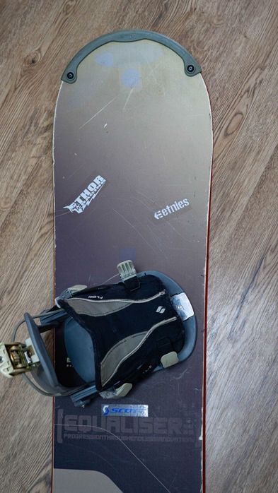 Deska snowboardowa Scott 160 cm z wiązaniami Flow