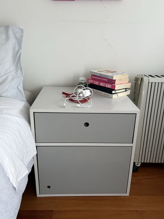 2 Mesinhas de Cabeceira Cinzentas - Muita organização