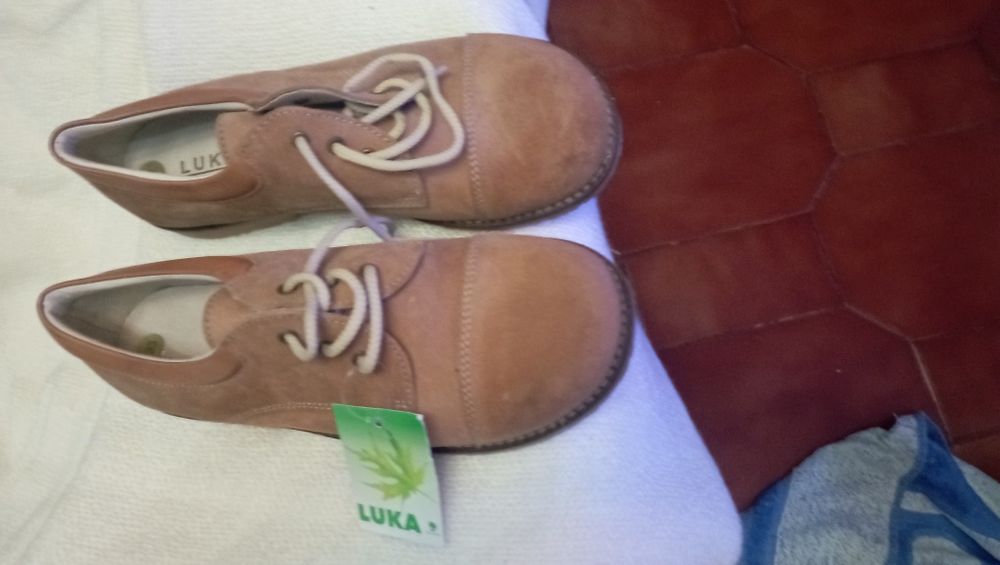 Sapatos de outono/inverno de criança em carneira novos número 33