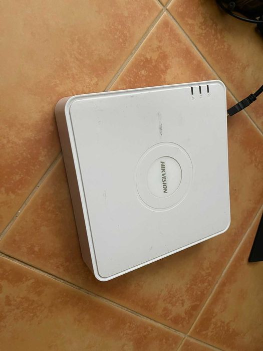 Відеореєстратор Hikvision DS-7104HGHI-F1