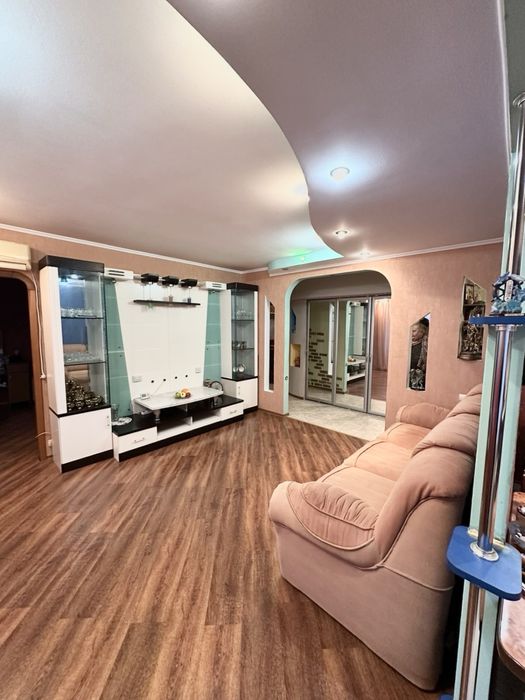 Вул.Ю.Коваленка ( колишня Конєва-Велмарт)