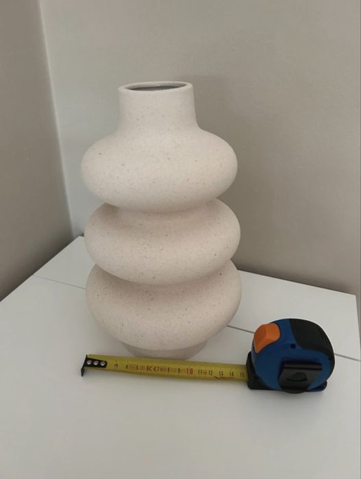 Jarra de cerâmica bege com textura