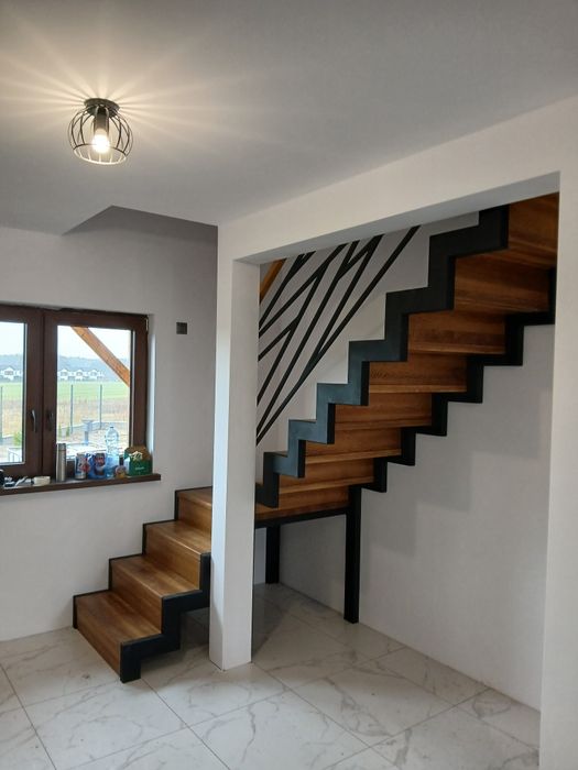 Schody metalowe drewniane balustrady