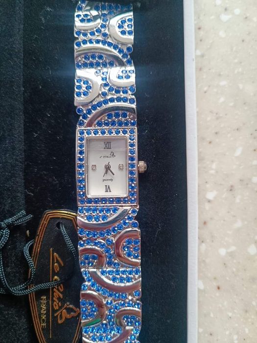 Женские часы Le Chic