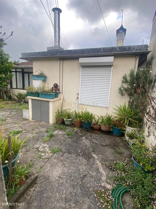 Casa para Recuperar em Vale de Cambra, com 4 Quartos e Pátio