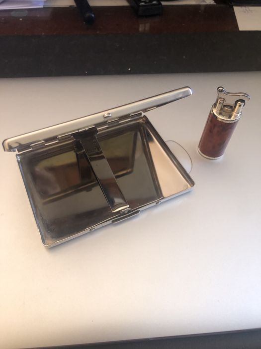 Cigarreira e isqueiro com estilo clássico ou retro