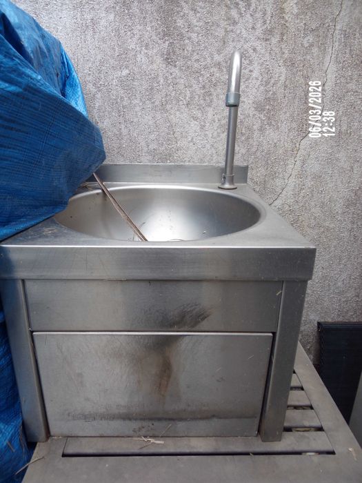 2 Armários de parede - 1 lava-mãos - 1 cx lixo - 400€