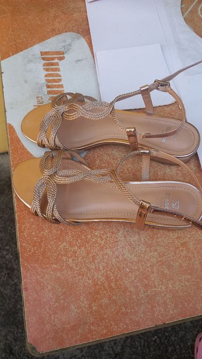 Vendo sandálias dourada