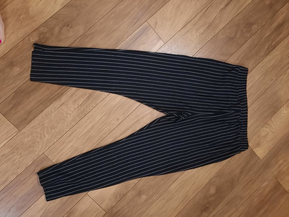 Czarne spodnie w paski