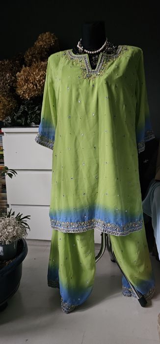 Strój hinduski bogato zdobiony