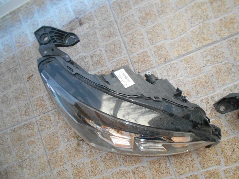 Faróis Led frente esquerdo e direito Peugeot 208 / 2008 de 2023