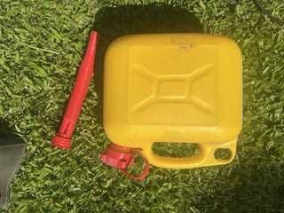 Reservatório e funil para combustível