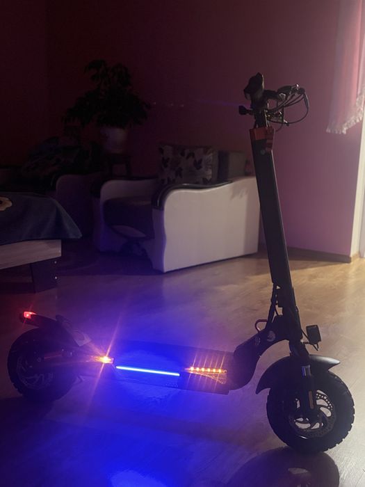 Електросамокат в ідкальному стані iScooter ix3