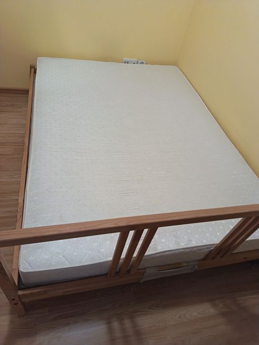 Łóżko dwuosobowe z materacem