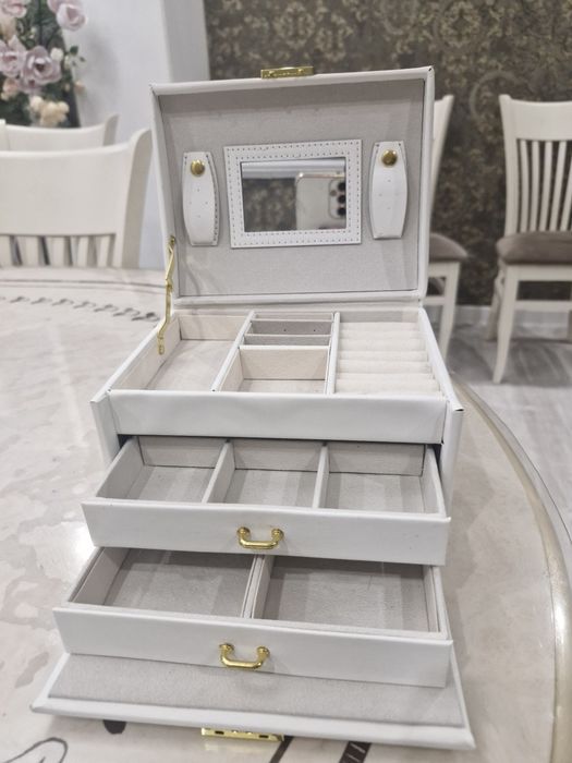 Шкатулка для украшений Beautylushh, с ключом, белый
В хорошем состоянии