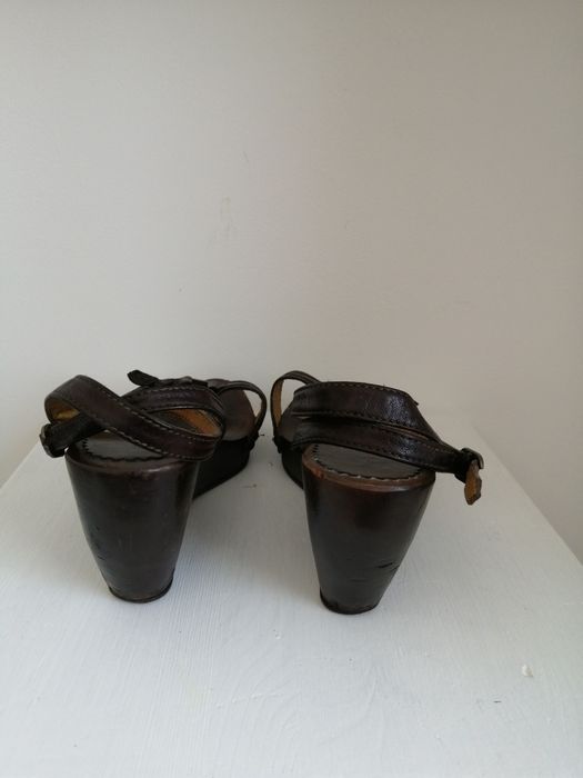 Giríssimas, sandálias de pele, salto de
madeira.