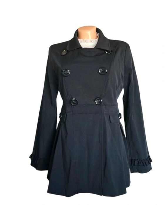 Buffalo London, czarny płaszczyk, guziki, falbanka, kieszonki, poduszk