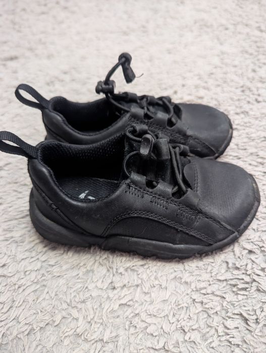 Дитячі натуральні нубукові кросівки Clarks 24 розміру