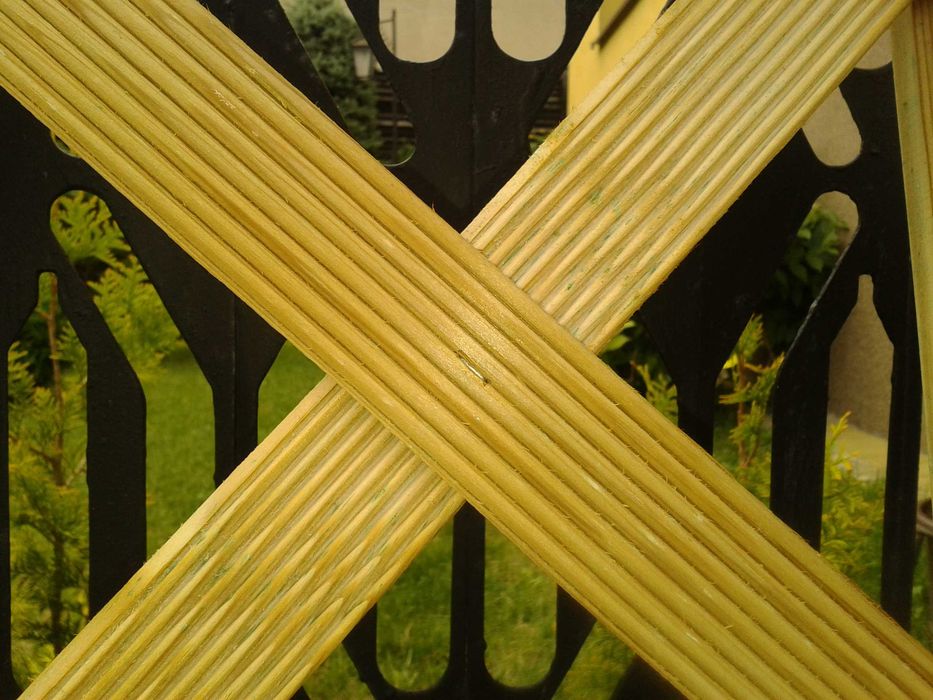 Masywny i Solidny Płot Diagonalny Ryflowany Pergola Drewniana