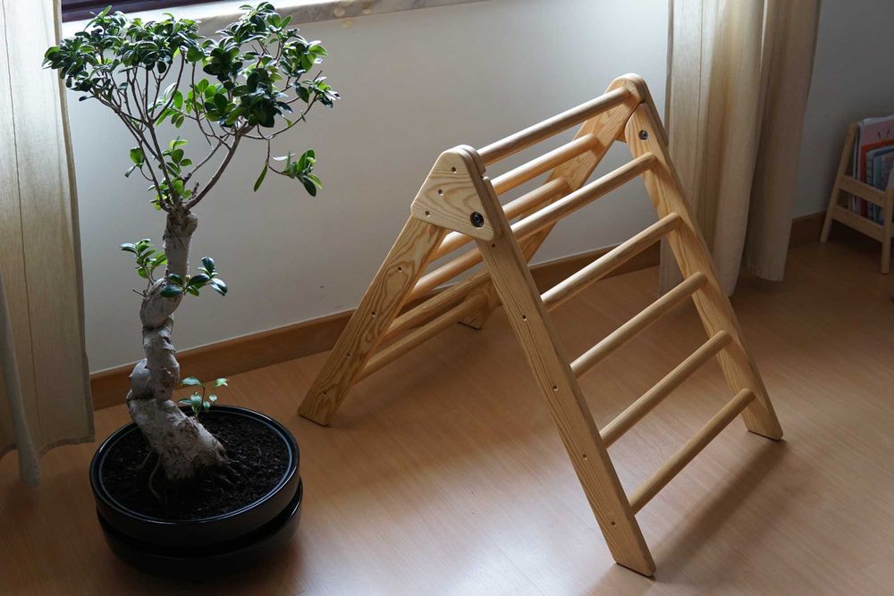 Triângulo de Pikler com prancha de escalada/escorrega