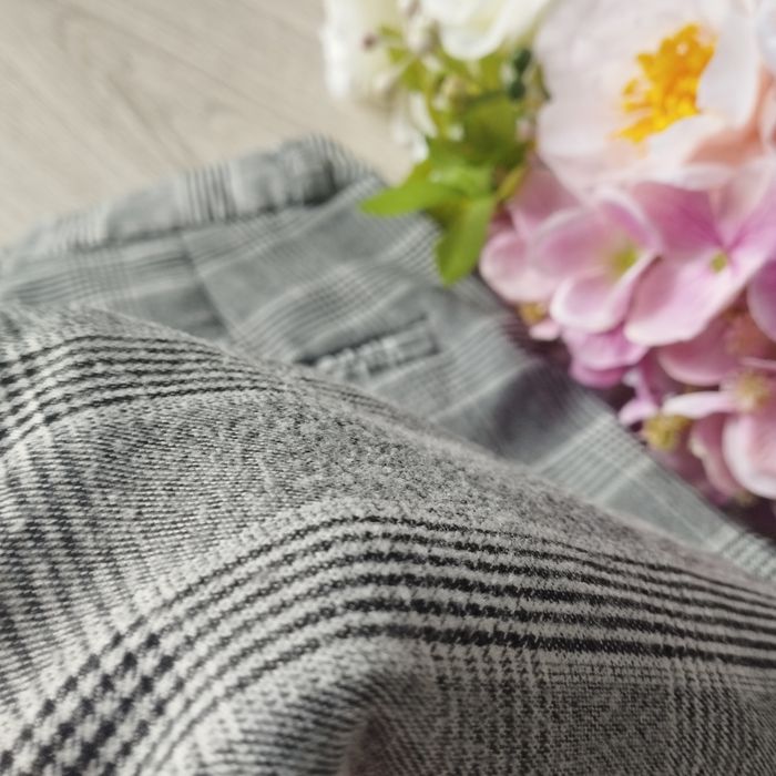 Stradivarius spodnie w kratkę XXS (32) – eleganckie i stylowe
