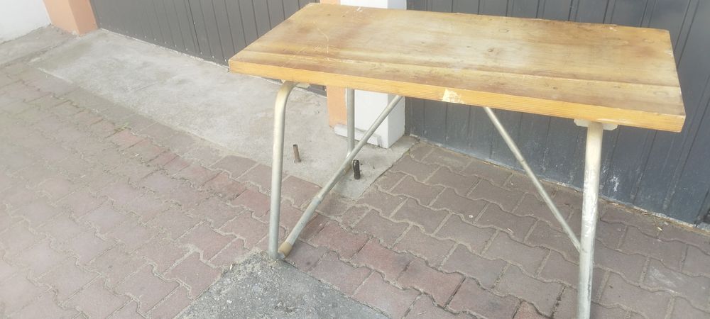 Duży solidny stół falbanek do
