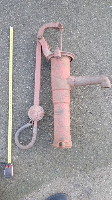 Stara pompa do wody ręczna